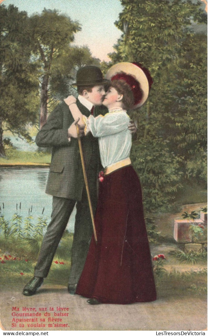 COUPLE - Couple S’embrassant - Parc - Colorisé - Carte Postale Ancienne - Coppie