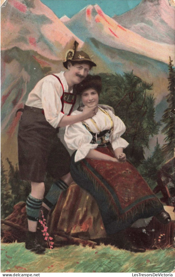 Couple - Un Couple Dans Les Alpes - Tyrolienne - Colorisé - Carte Postale Ancienne - Paare