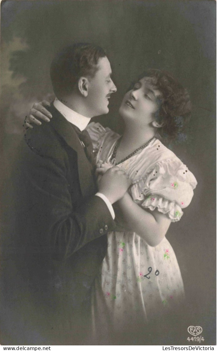 Couple - Un Couple Se Faisant Les Yeux Doux - Carte Postale Ancienne - Couples