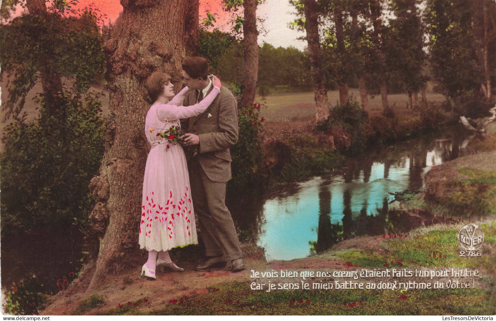 Couple - Un Couple S'embrassant Dans La Forêt - Colorisé - Carte Postale Ancienne - Couples