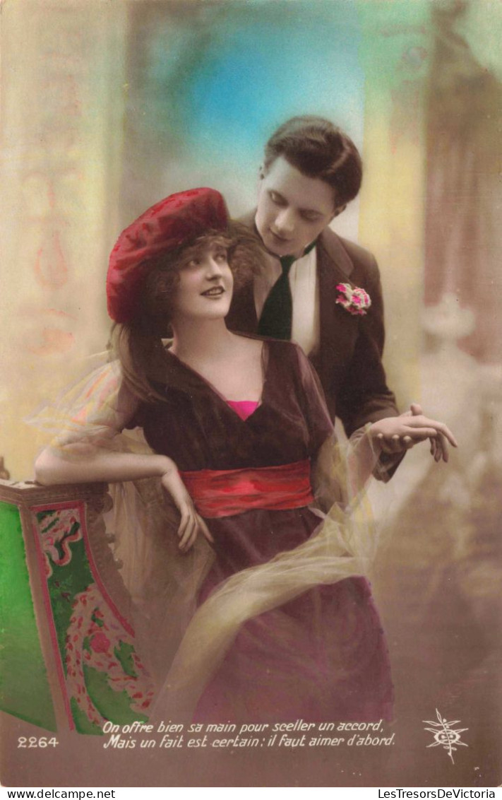 Couple - On Offre Bien Sa Main Pour Seller Un Accord - Colorisé - Carte Postale Ancienne - Parejas