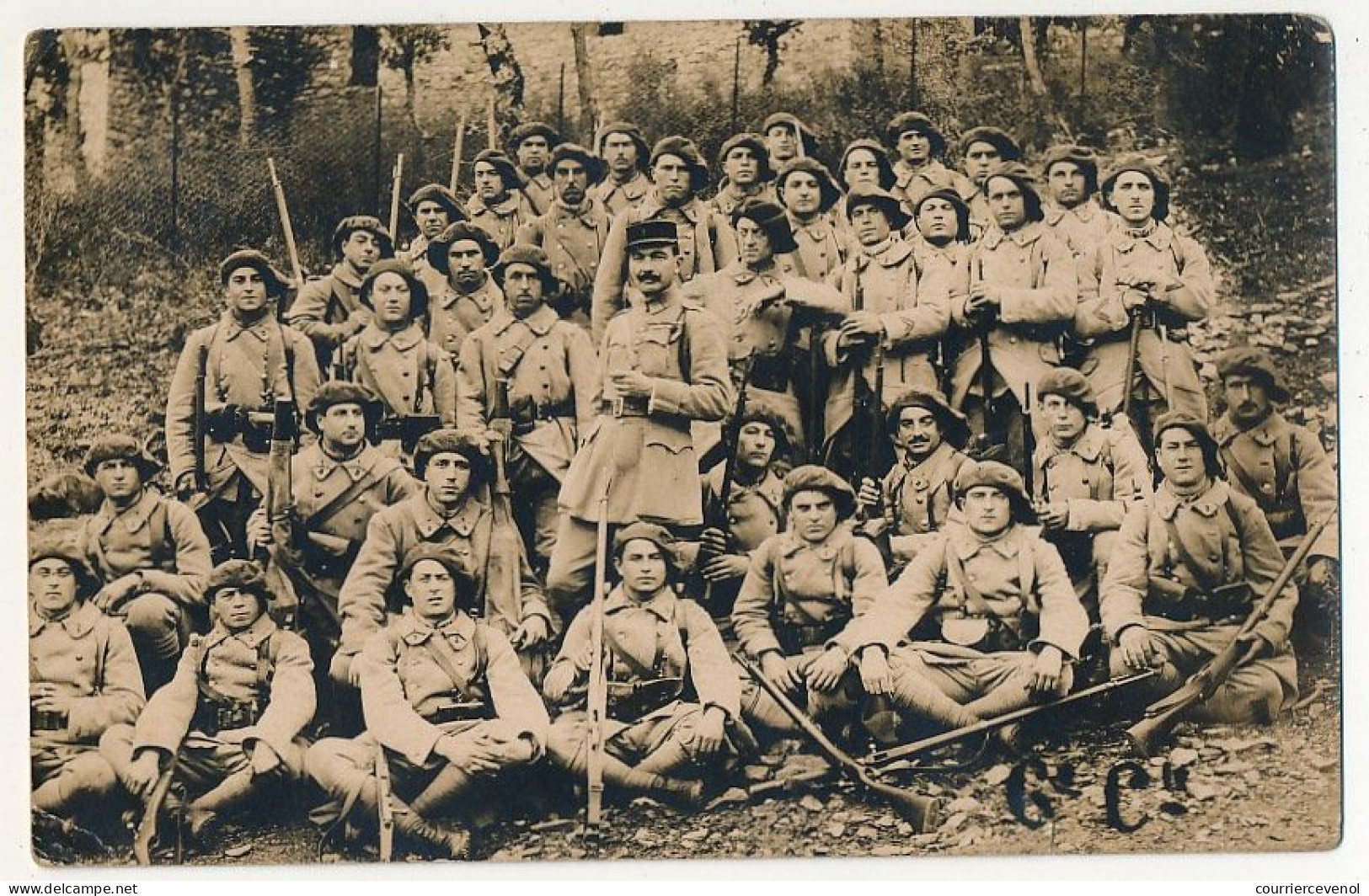 CPA Photo - Groupe De Militaire (Chasseurs) - N° 3 Sur Le Col - Personen