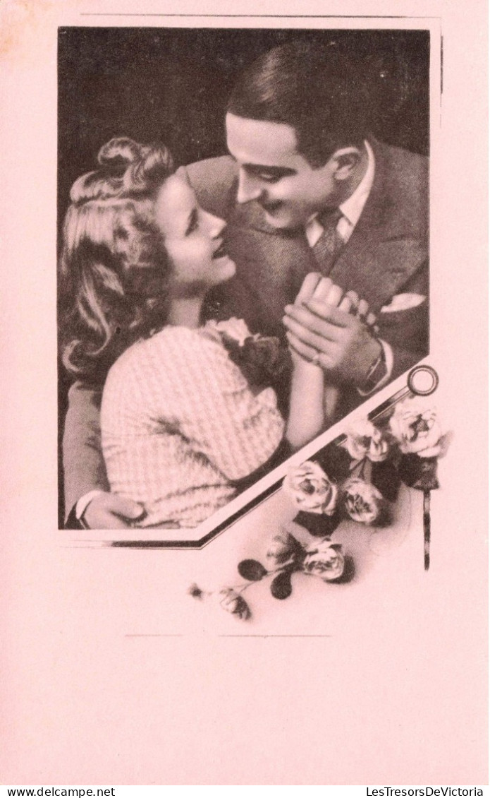 Couple - Un Couple Se Faisant Les Yeux Doux -  Carte Postale Ancienne - Couples