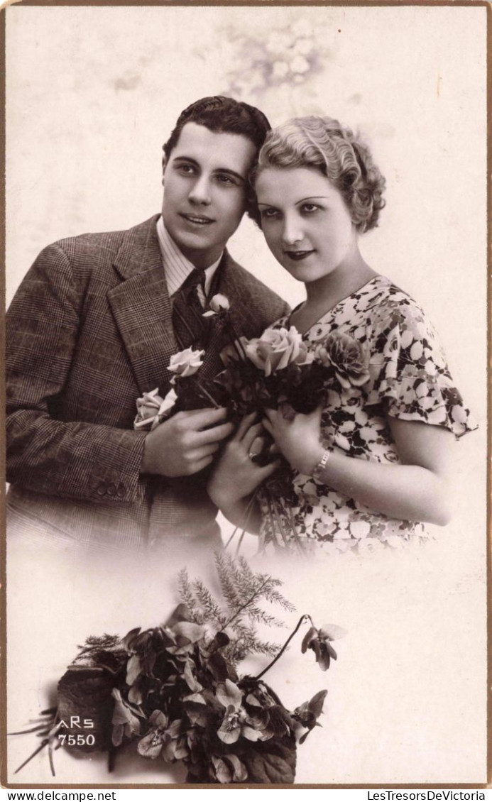 Couple - Un Couple Tenant Un Bouqute De Fleurs - Carte Postale Ancienne - Couples