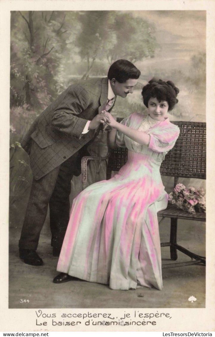 COUPLE -  Vous Accepterez Je L'espère Le Baiser D'une Amie Sincère - Colorisé - Carte Postale Ancienne - Paare