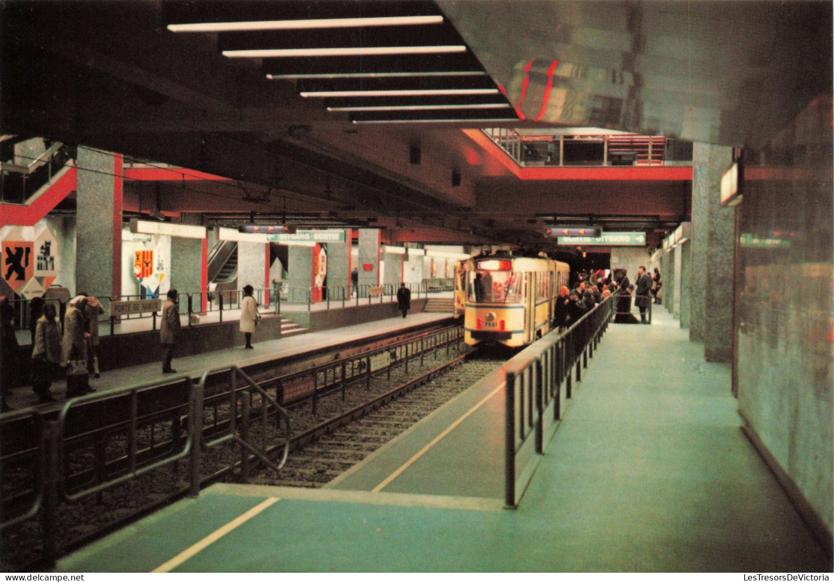 TRANSPORT - Intérieure De La Gare - Colorisé - Carte Postale - Stations - Met Treinen