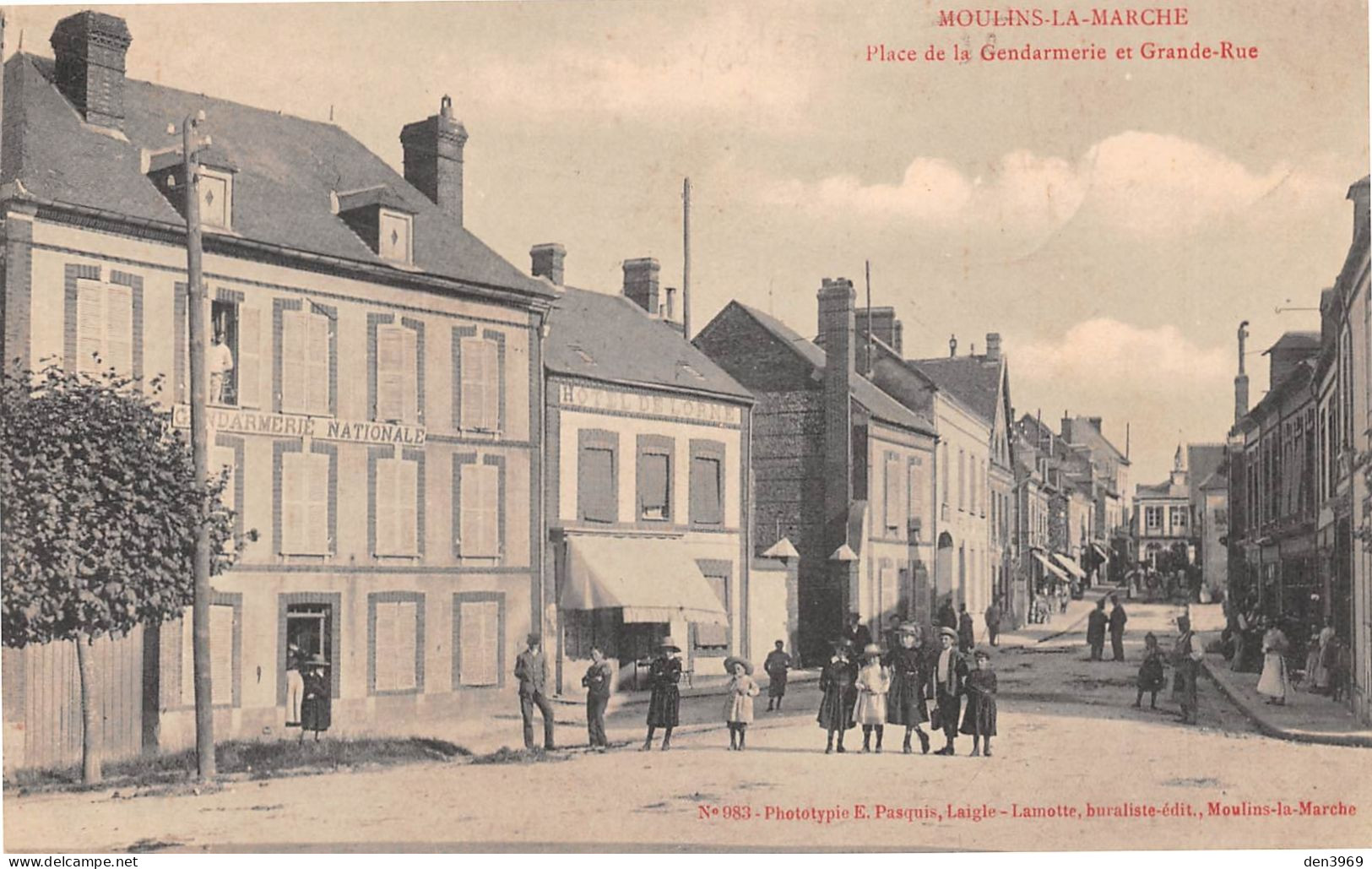 MOULINS-la-MARCHE (Orne) - Place De La Gendarmerie Et Grande Rue - Voyagé 1906 (2 Scans) M. L'Abbé, Curé De Bonsmoulins - Moulins La Marche