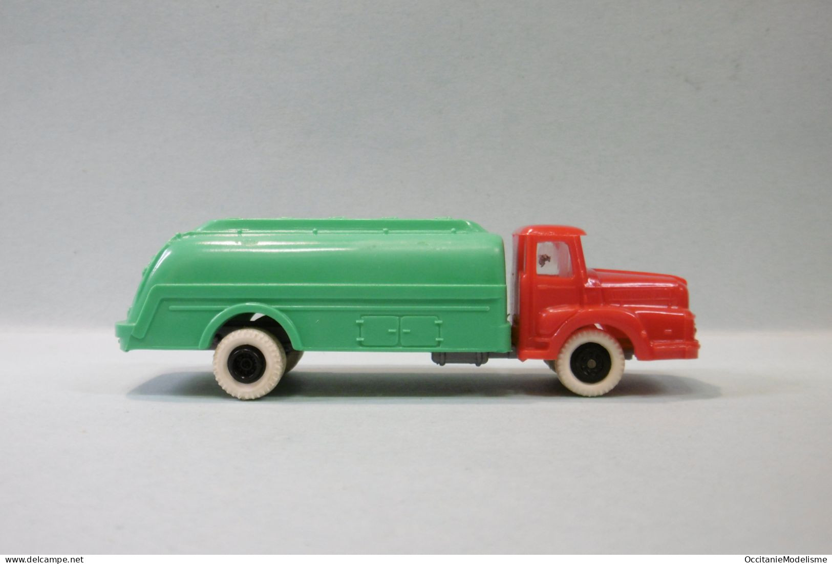 Clé - Camion UNIC IZOARD Rouge Citerne Vert HO 1/87 1/90 - Véhicules Routiers