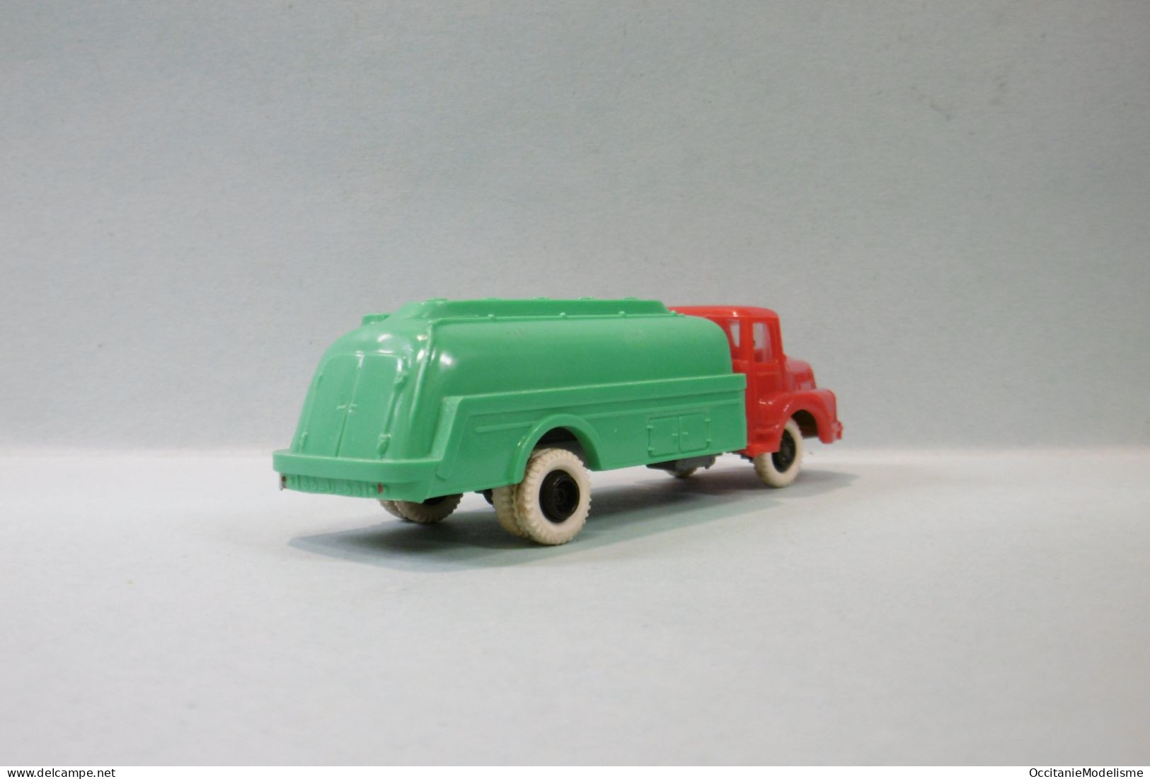 Clé - Camion UNIC IZOARD Rouge Citerne Vert HO 1/87 1/90 - Véhicules Routiers