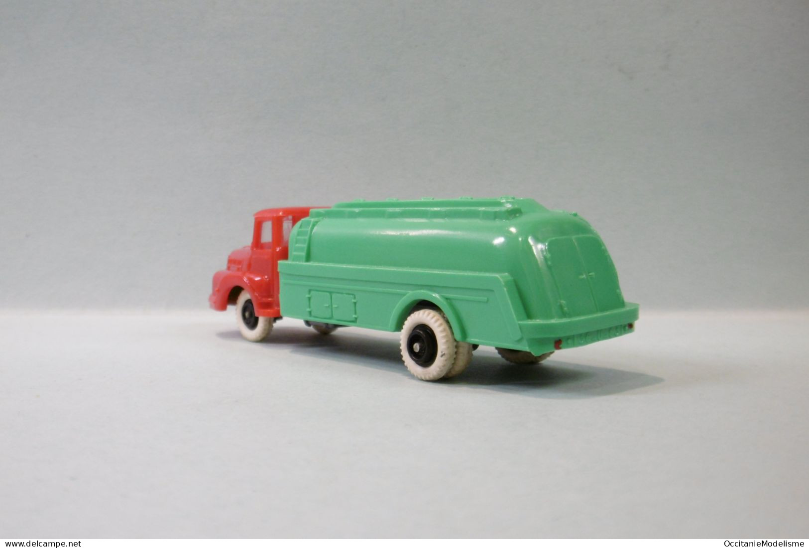 Clé - Camion UNIC IZOARD Rouge Citerne Vert HO 1/87 1/90 - Véhicules Routiers