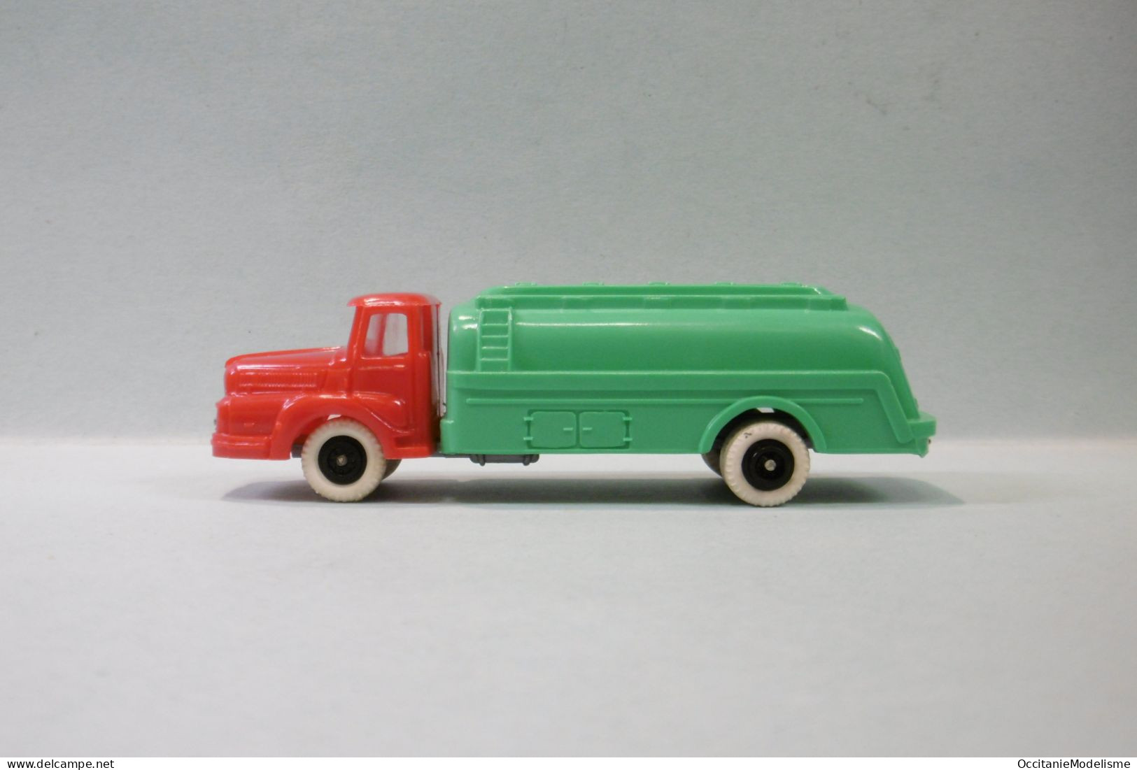 Clé - Camion UNIC IZOARD rouge citerne vert HO 1/87 1/90