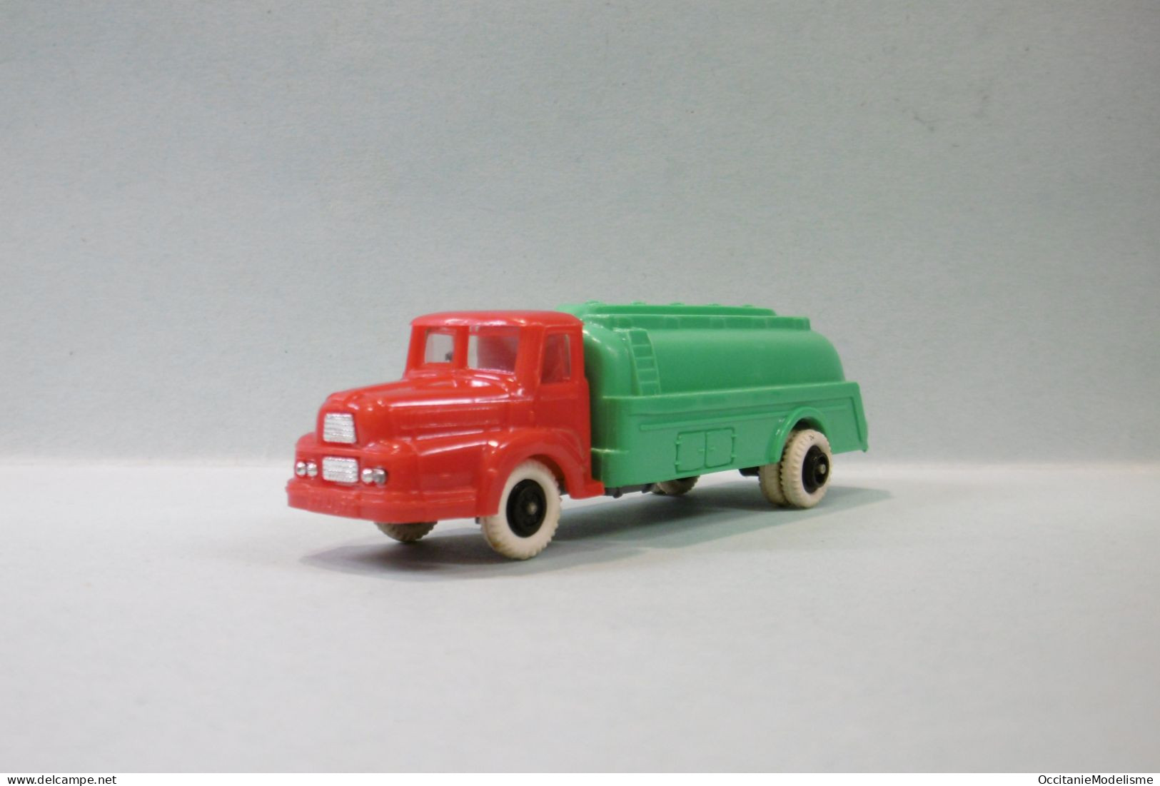 Clé - Camion UNIC IZOARD rouge citerne vert HO 1/87 1/90