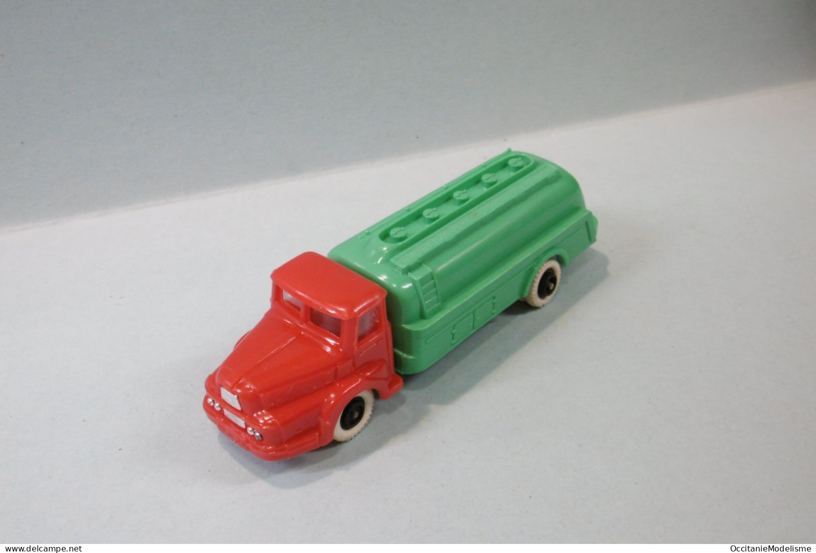Clé - Camion UNIC IZOARD rouge citerne vert HO 1/87 1/90