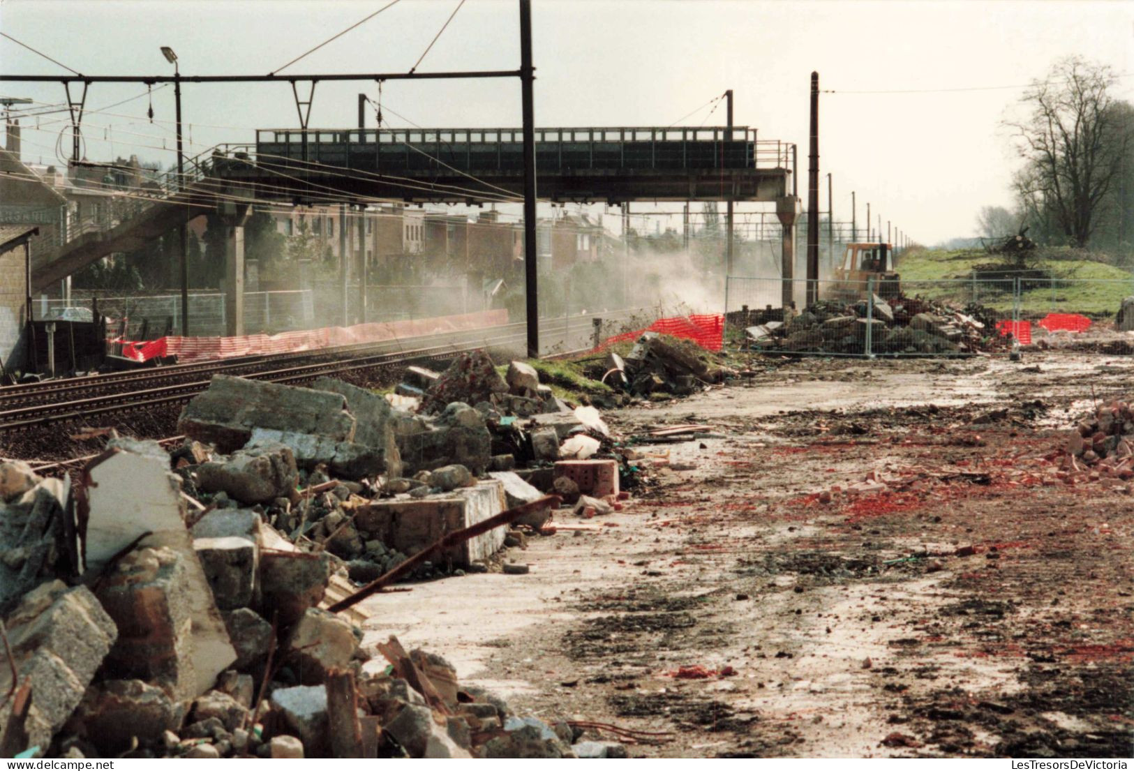 TRANSPORTS - Un Chemin De Fer - Gare En Ruines - Colorisé - Carte Postale - Stations - Zonder Treinen