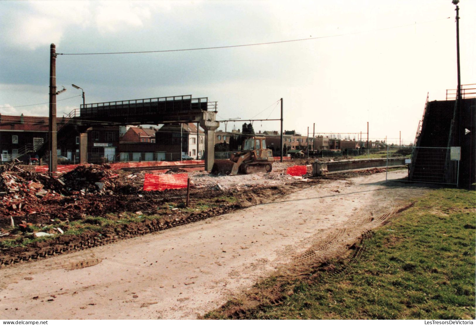 PHOTOGRAPHIE - Un Chemin De Fer - Gare En Ruines - Colorisé - Carte Postale - Fotografie