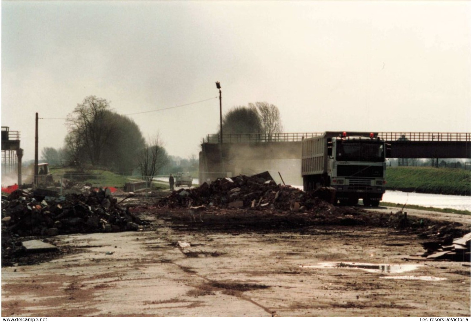 PHOTOGRAPHIE - Construction D'un Chemin De Fer - Chantier - Camion - Colorisé - Carte Postale - Fotografie