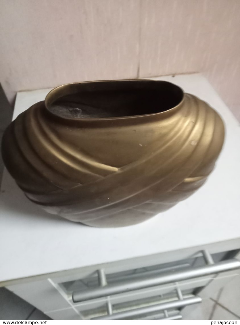 vase en bronze de 1950 hauteur 16 cm x 19 cm