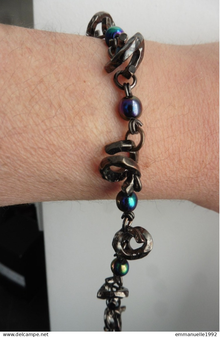 Bracelet créateur Cécile et Jeanne métal argent foncé et perles fines Tahiti imitation gris bleu violet breloque colombe