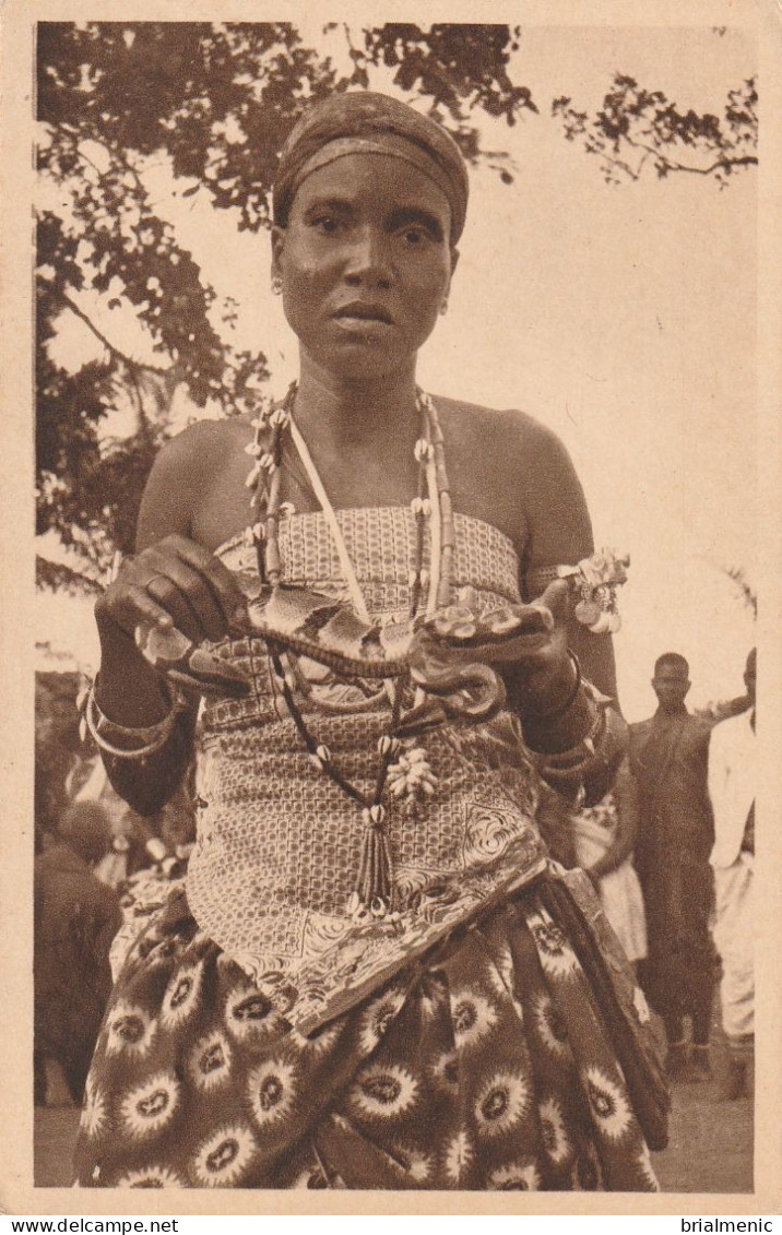 ABOMEY   Féticheuse Avec Ses Pythons - Benin