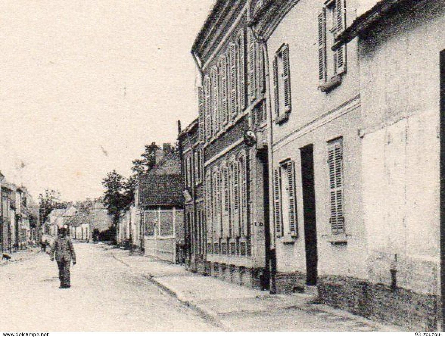 80. BOVES. Rue Victor Hugo, Avec Son Bureau De Tabac. Carte Vierge Et Impeccable. - Boves