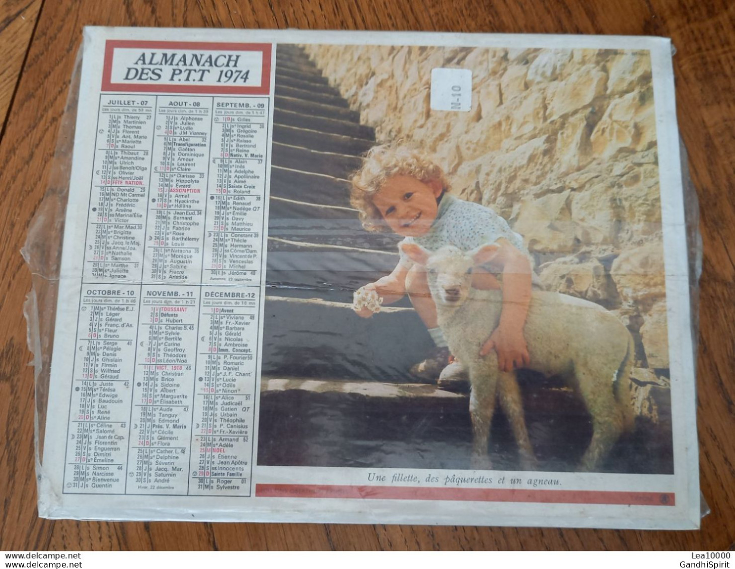 1974 Calendrier Du Département De L'Aube Il N'est Chasse Que De Vieux Chiens, Une Fillette, Des Pâquerettes Et Un Agneau - Grand Format : 1971-80