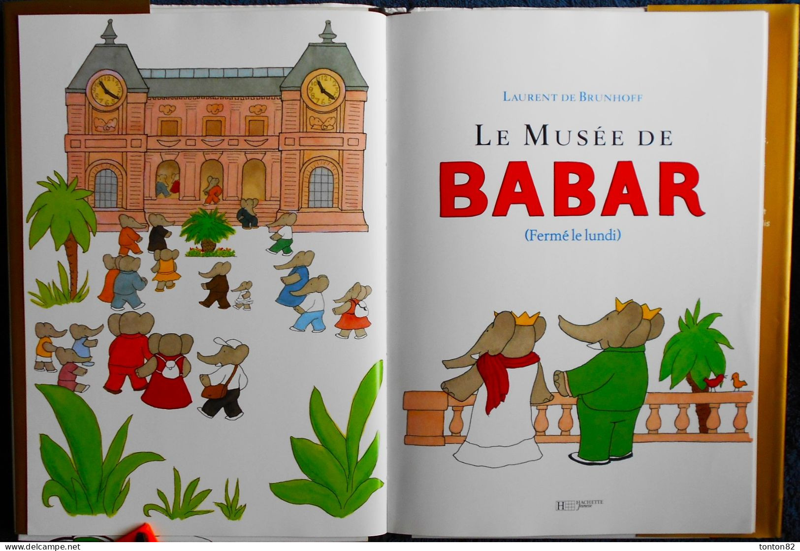 Laurent De Brunhoff - LE MUSÉE DE BABAR - Hachette Jeunesse - Livre Avec Jaquette Et Un POSTER GÉANT - ( E.O. 2004 ) . - Hachette