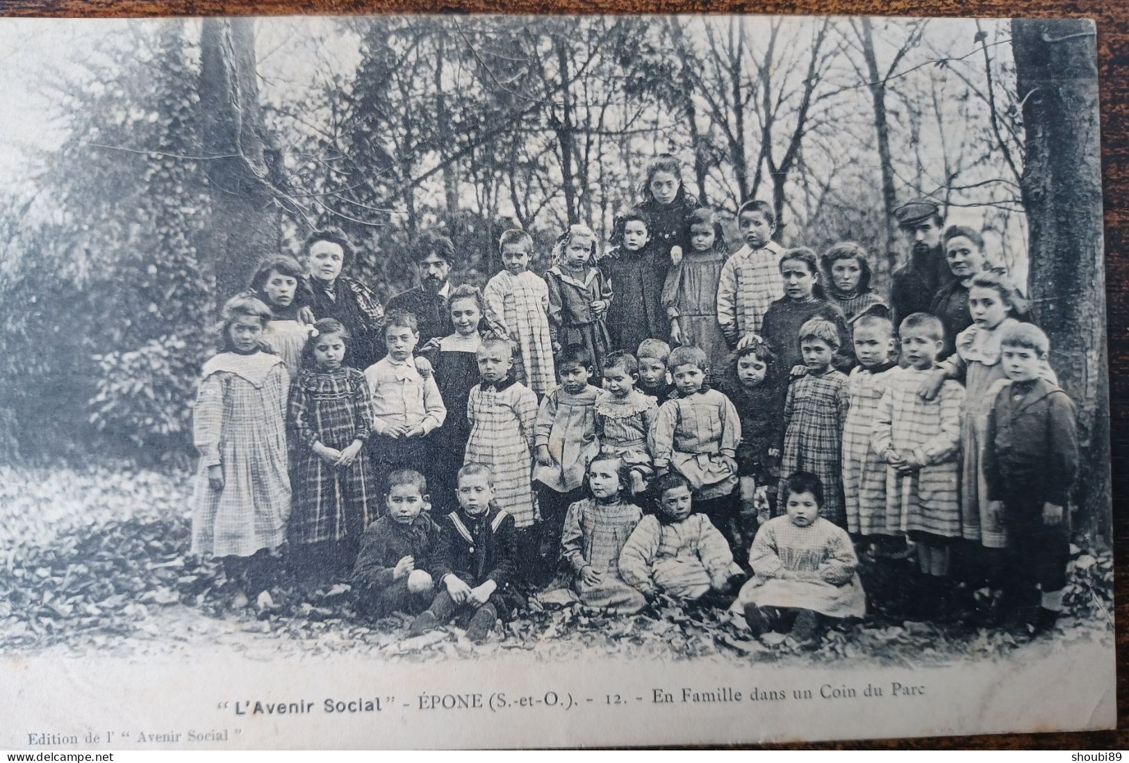 ÉPONE L'AVENIR SOCIAL EN FAMILLE DANS UN COIN DU PARC - Epone