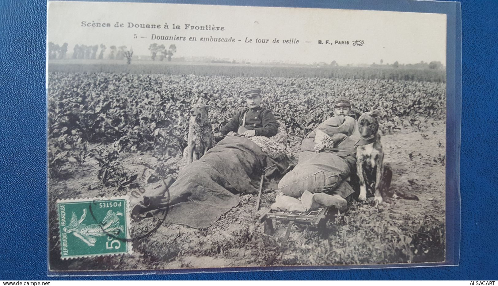 Nos Douaniers En Embuscade , Le Tour De Vieille, Sacs De Couchage Et Chien - Zoll