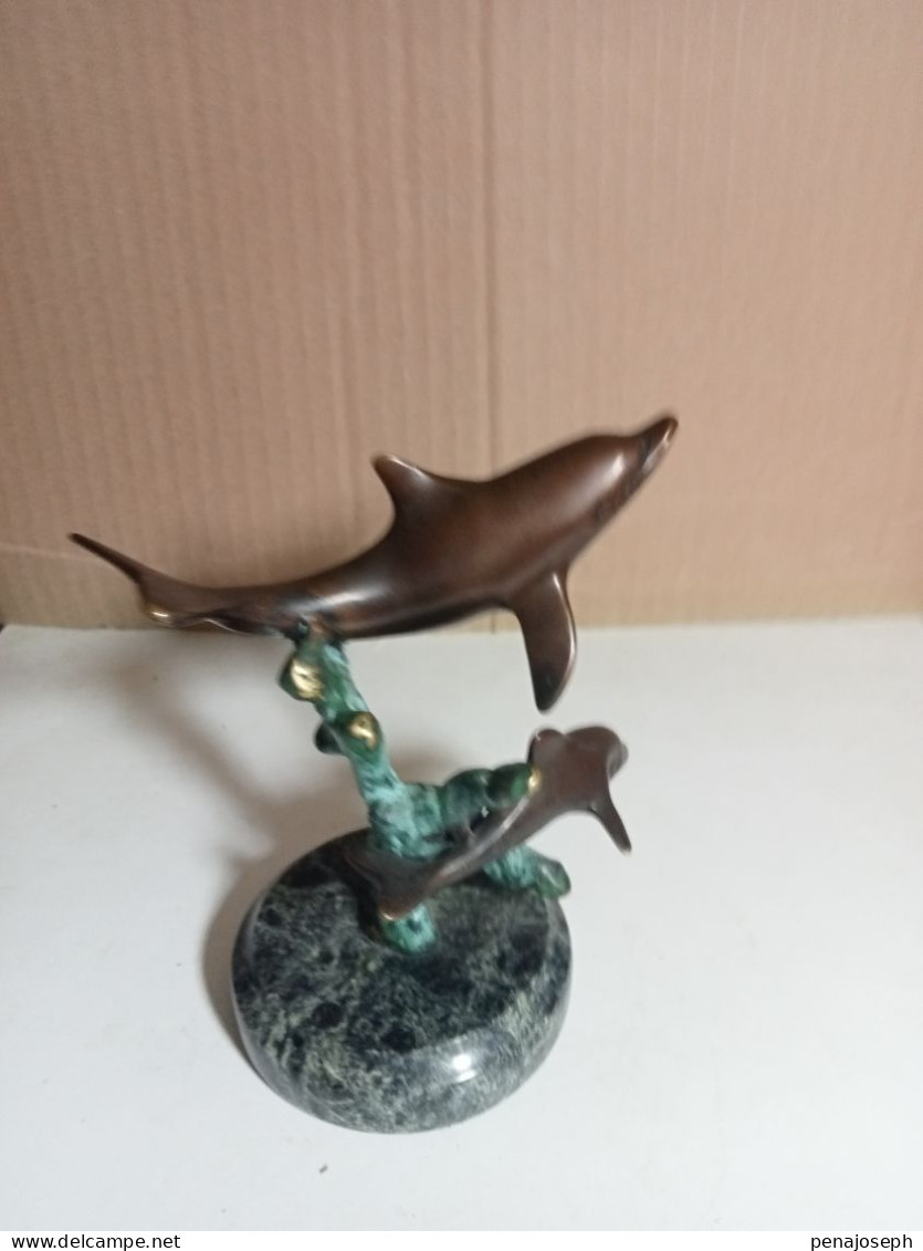 statuette ancienne en bronze dauphin et son petit hauteur 12 cm sur socle en marbre