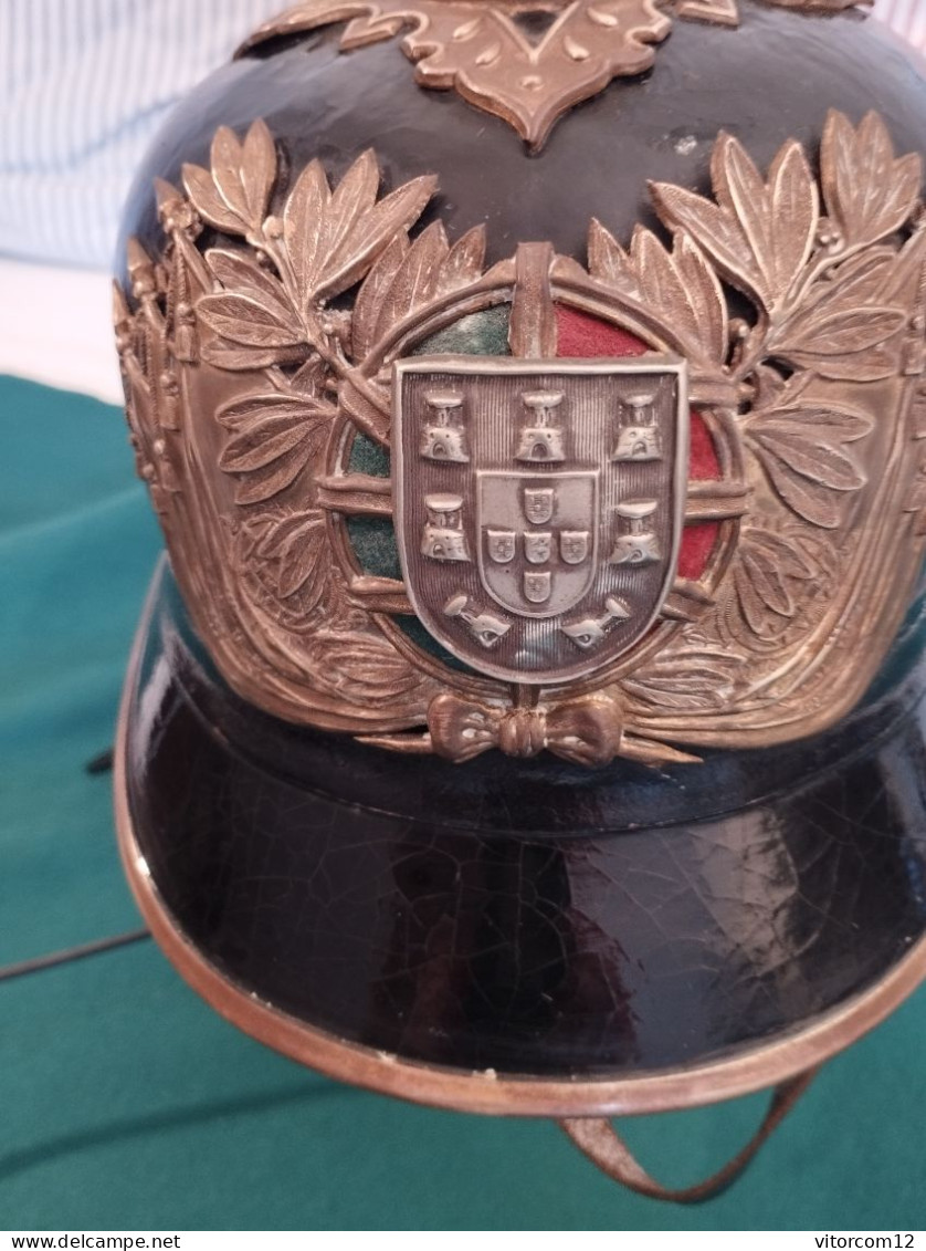 Casque Pickelhube  De Cuir De La  Infanterie De La Garde Presidentiel Portuguaise  ( GNR) De 1911 á Les Années 70 - Casques & Coiffures