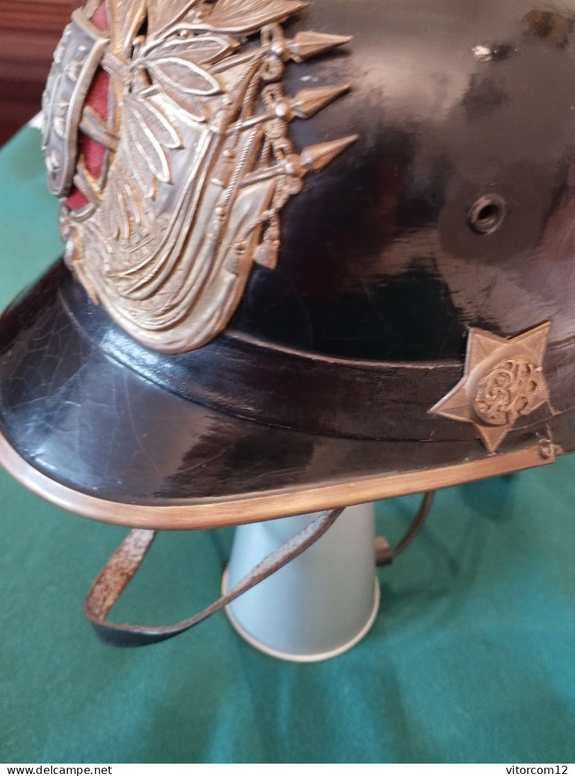 Casque Pickelhube  De Cuir De La  Infanterie De La Garde Presidentiel Portuguaise  ( GNR) De 1911 á Les Années 70 - Cascos