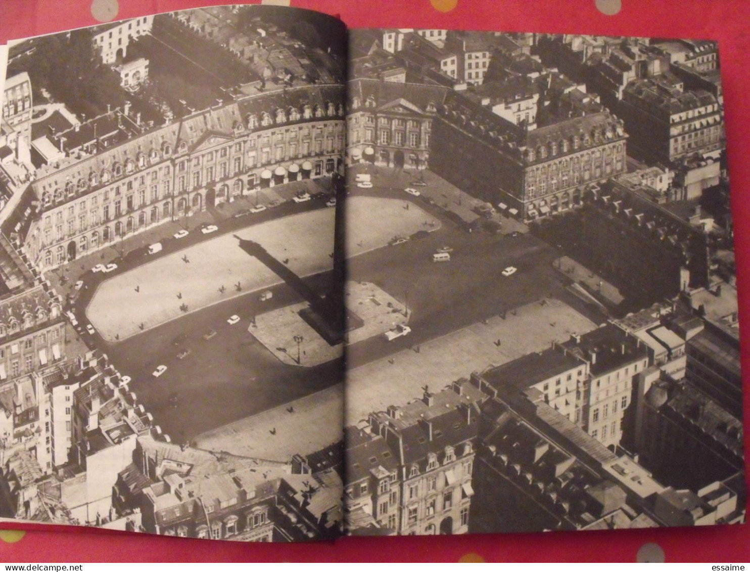 La place Vendôme. F de Saint Simon. éd. Vendôme 1982. cartonné relié pleine toile. bien illustré