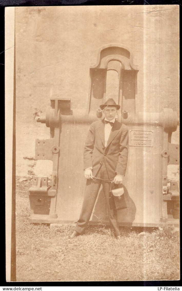 España - 1909 - Man Next To Machine - Hommes