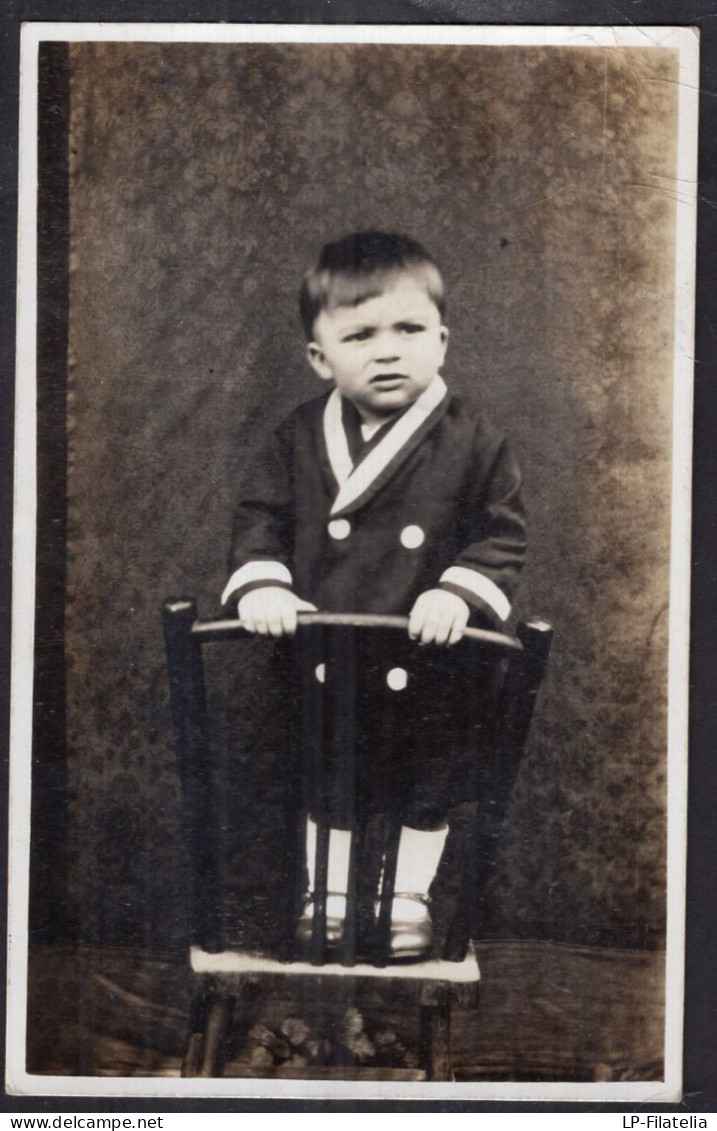 España - La Coruña - Mugia - Retrato De Niño Subido A Una Silla - La Coruña