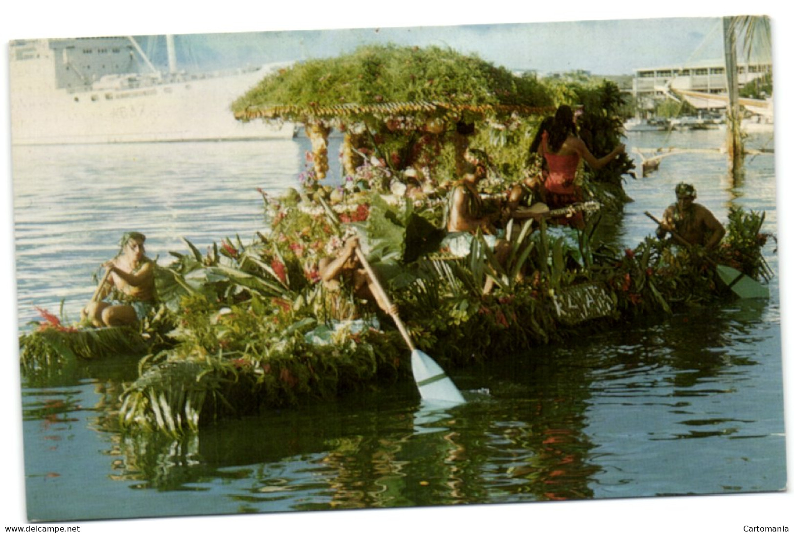 Tahiti - Pirogue Fleurie Présentée Par Raiatea Aux Fêtes Du 14 Juillet 1967 - Tahiti