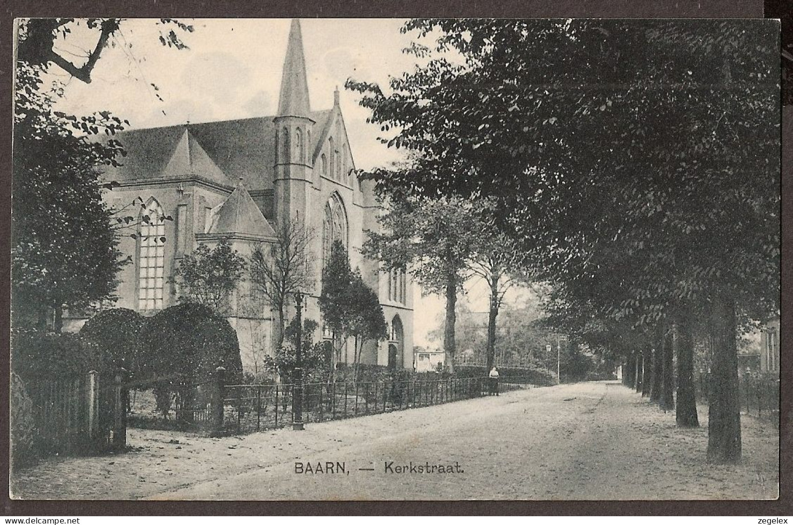 Baarn - 1924 - Kerkstraat Met Vrouw Bij De Kerk - Baarn