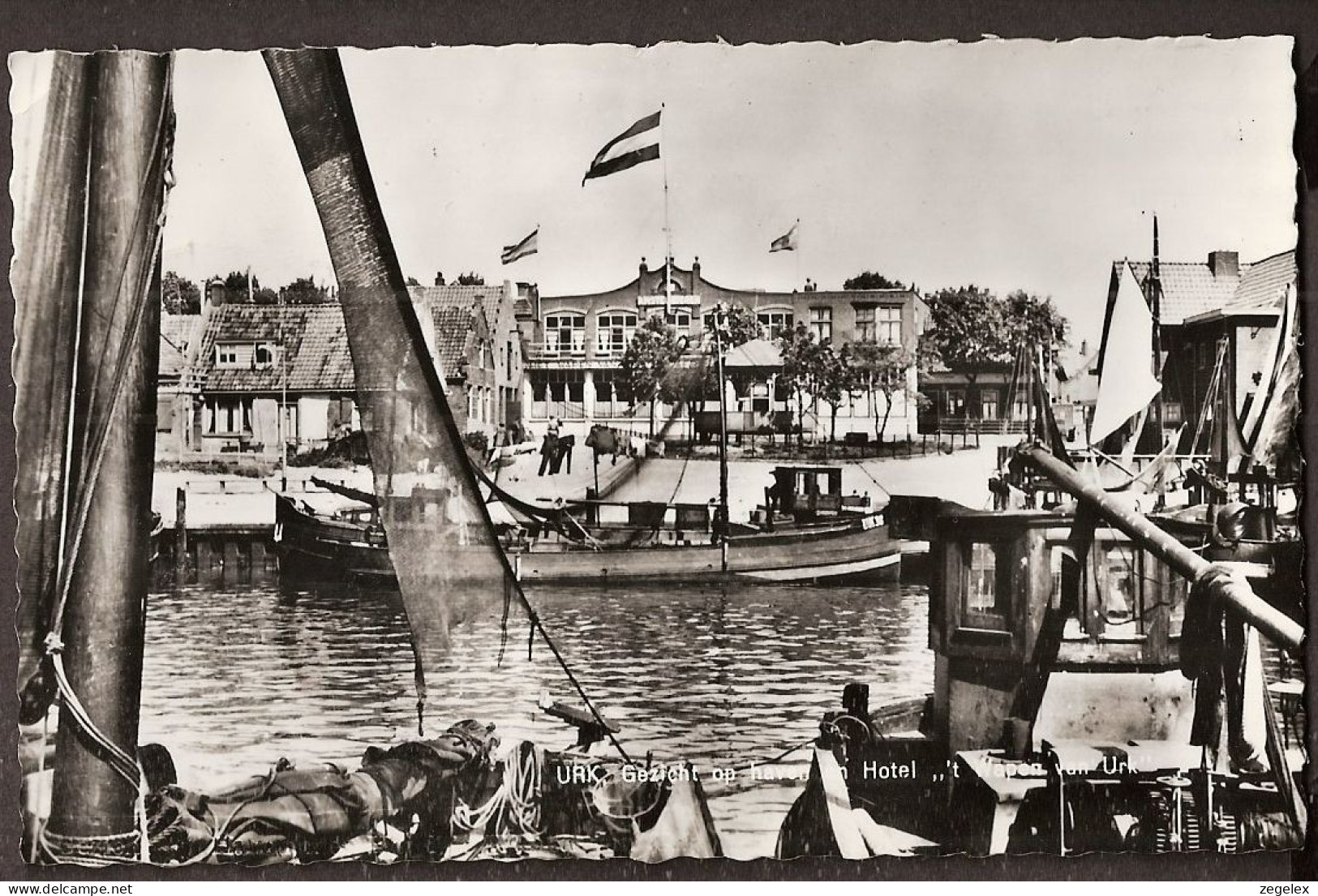 Urk - Haven Met Hotel 'In 't Wapen Van Urk' - Vissersboten Met Drogende Netten - Pêcheurs - Urk