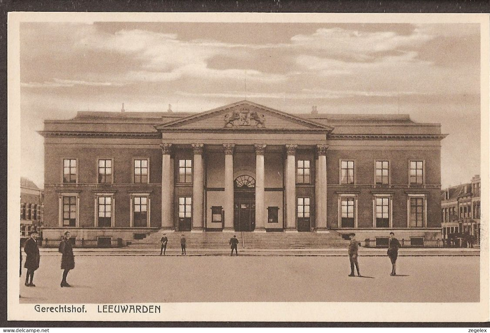 Leeuwarden - Gerechtshof Met Passanten - Leeuwarden