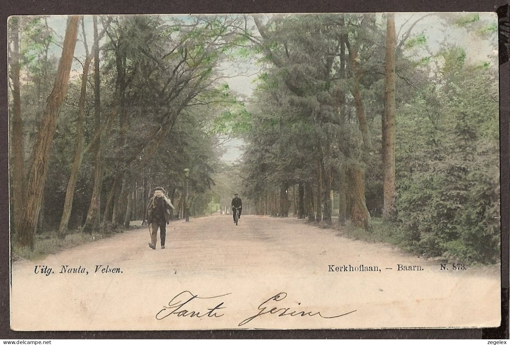 Baarn - Kerkhoflaan Met Fietser En Iemand Die Vanalles Meesjouwt - 1904 - Baarn