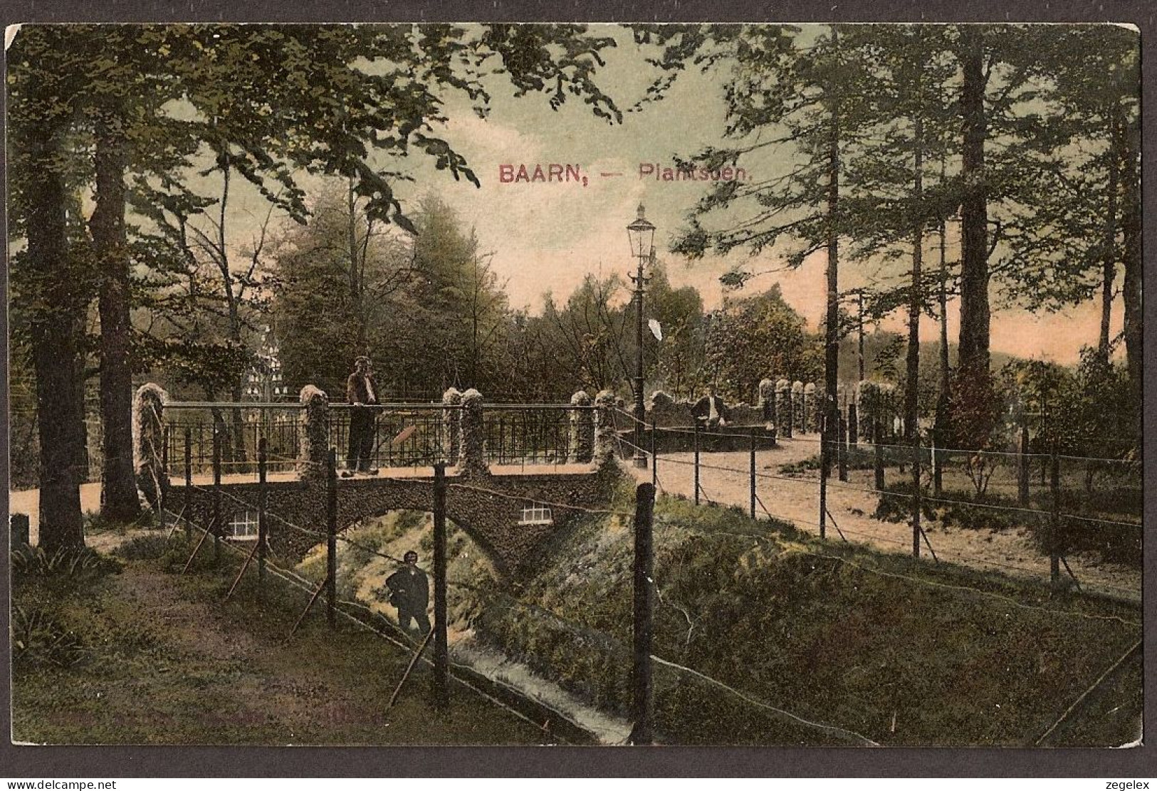 Baarn - Plantsoen Bij De Ruïnebruggen Bij De Spoorweglaan. Met Wandelaars (op Klompen) - Baarn