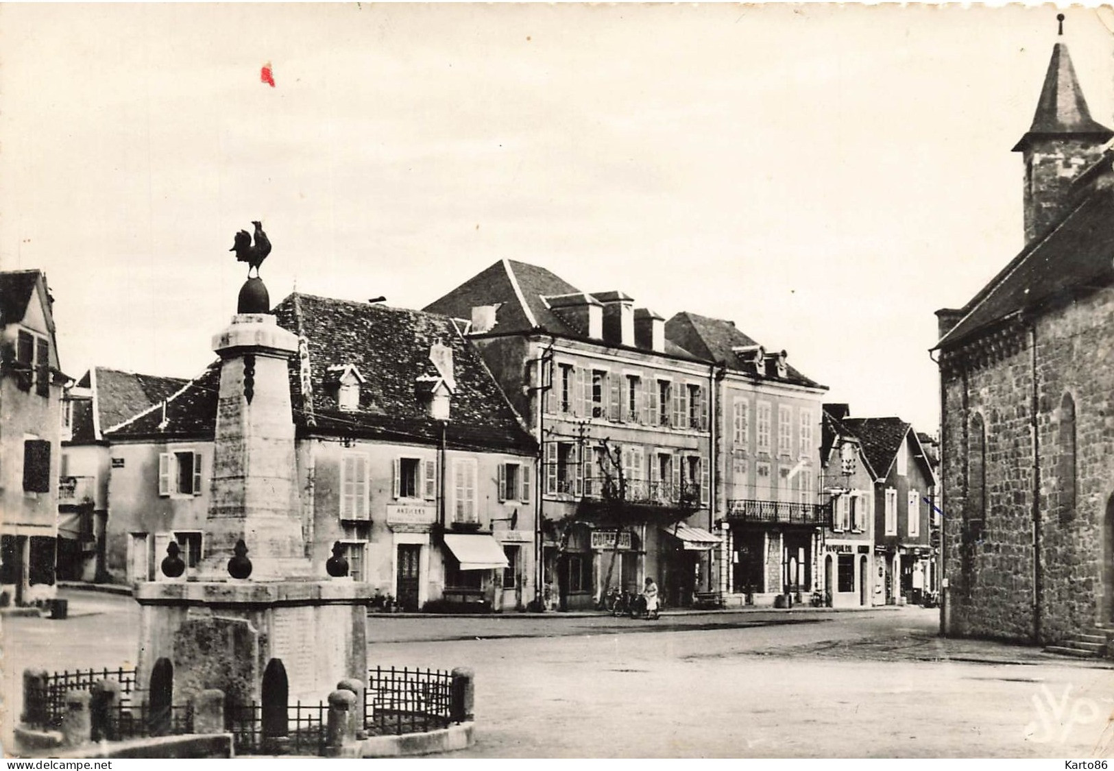 Vayrac En Quercy * La Place Lucterius * Coiffeur * Commerces Magasins - Vayrac