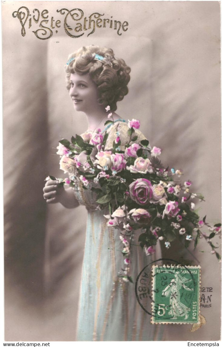 CPA Carte Postale France Vive Sainte Catherine Une Jeune Femme Souriante Avec Son énorme Bouquet    VM72813 - Sainte-Catherine