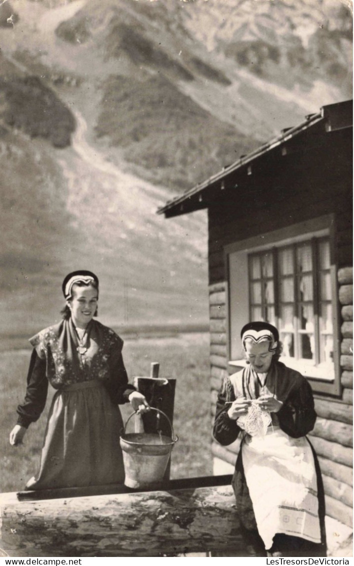 Folklore -  Les Serveuses Du Chalet Savoyard Au Col Des Aravis En Costume Local - Carte Postale Ancienne - Personajes