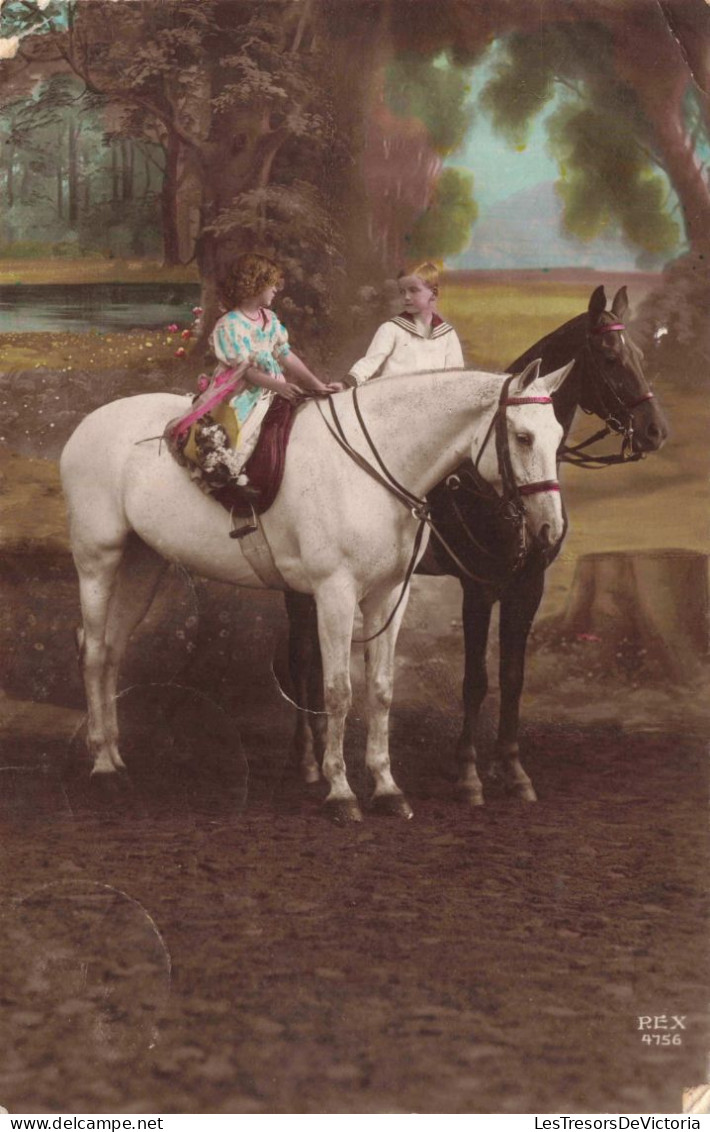 PHOTOGRAPHIE - Une Fille Et Son Frère Sur Des Chevaux - Colorisé - Carte Postale Ancienne - Fotografie