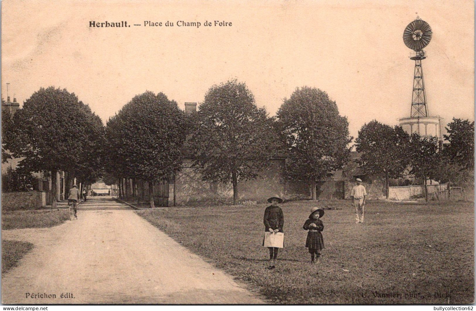 CPA  -  HERBAULT  -  Place Du Champ De Foire . (éolienne) - Herbault