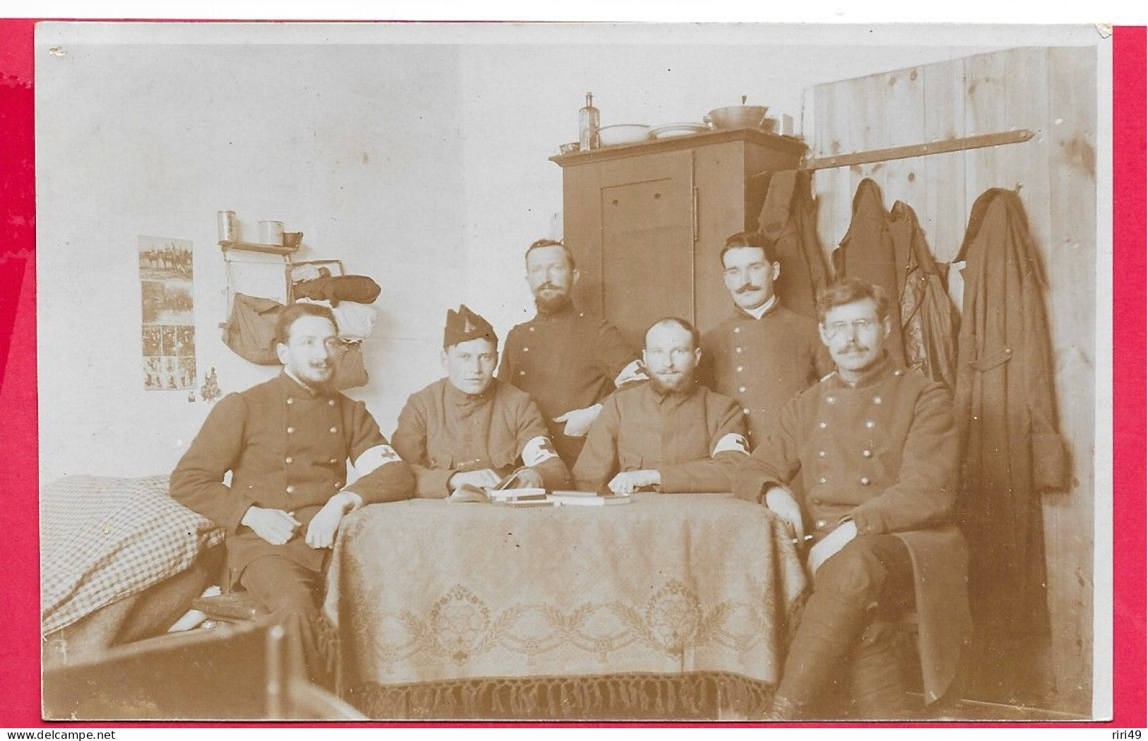 Cpa  Carte Photo Militaire, Croix Rouge, Médecins Militaire, Infirmier Dans Leur Baraquement, Poilus, Guerre, Dos Vierge - Uniformi