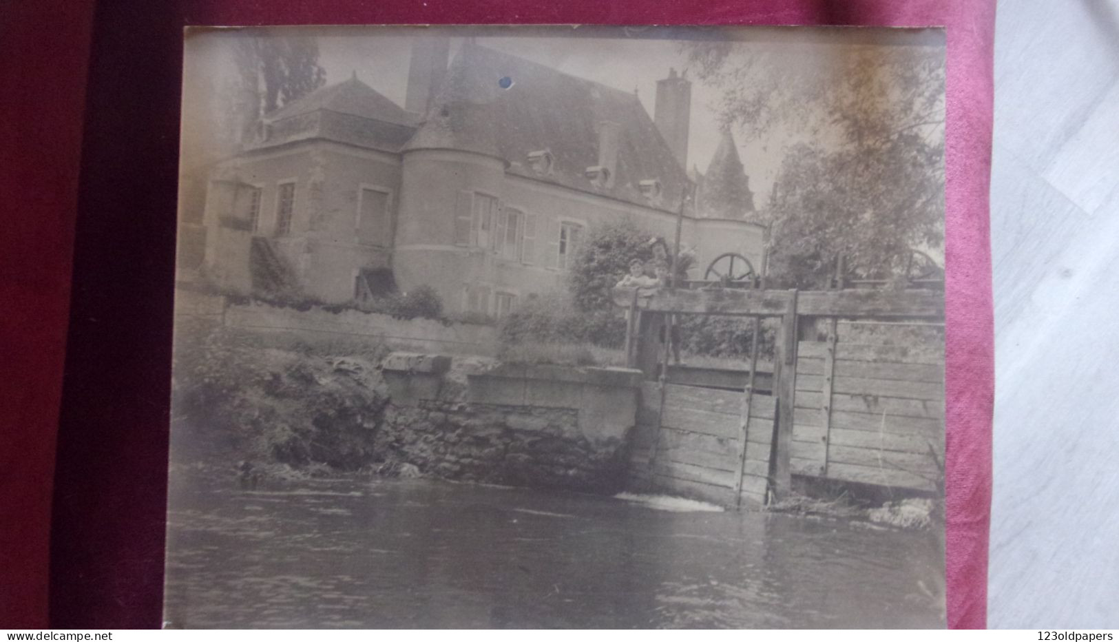 CIRCA 1930 GRANDE PHOTO AMATEUR MARMAGNE CHER CANAL DE BERRY CHATEAU ENFANTS ECLUSE 23/30 CM - Plaatsen