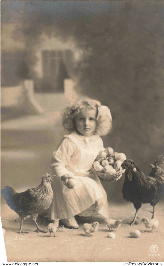 ENFANTS - Portrait - Petite Fille Avec Des Poules  - Carte Postale Ancienne - Abbildungen