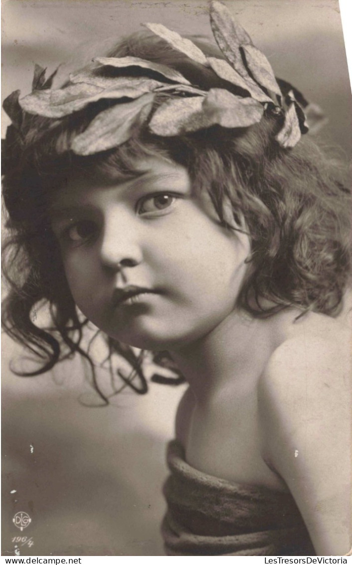 ENFANTS - Portrait - Petite Fille Avec Des Feuilles Dans Les Cheveux - Carte Postale Ancienne - Portraits