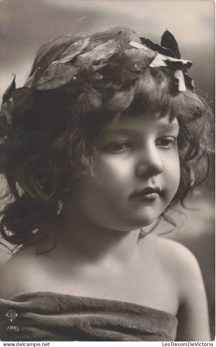 ENFANTS - Portrait - Enfant Avec Des Feuilles Dans Les Cheveux - Carte Postale Ancienne - Portraits